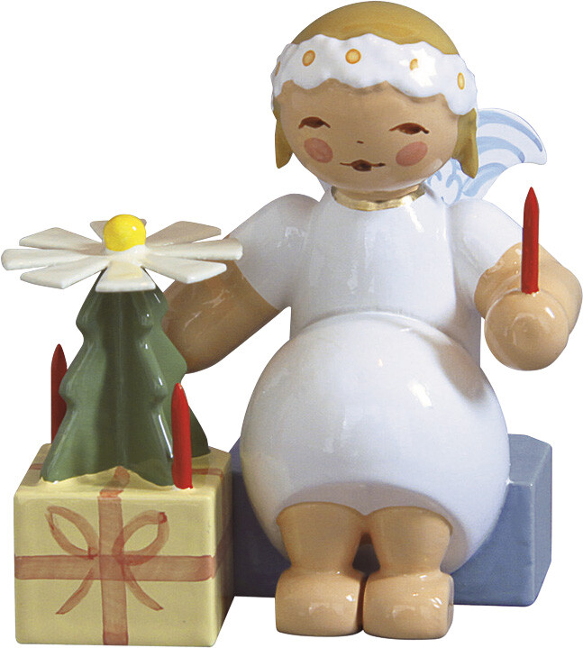 Margeritenengel, sitzend, mit Pyramide