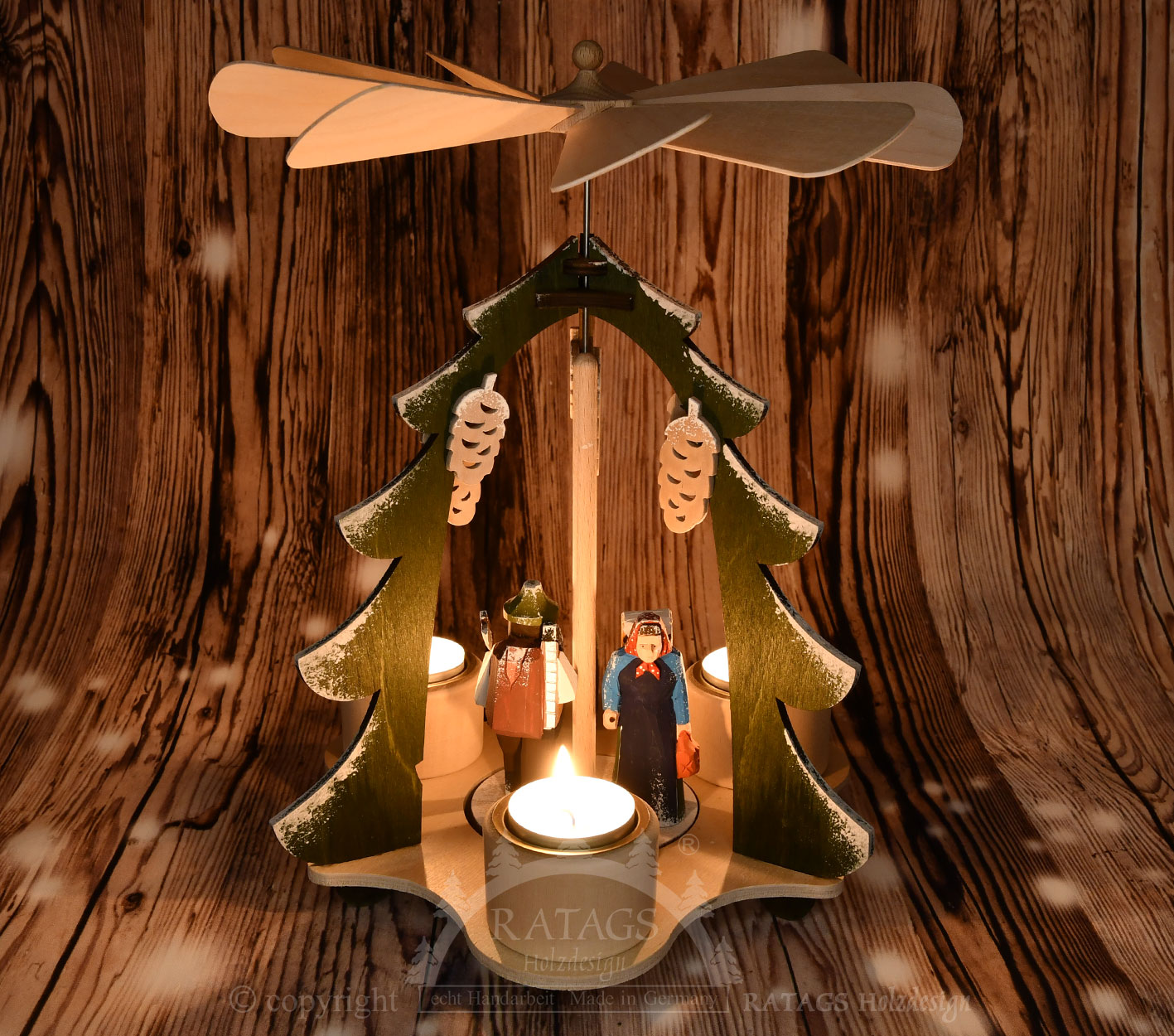 Dreieckspyramide grün mit 2 geschnitzten Figuren Dreieckspyramide grün mit 2 geschnitzten Figuren