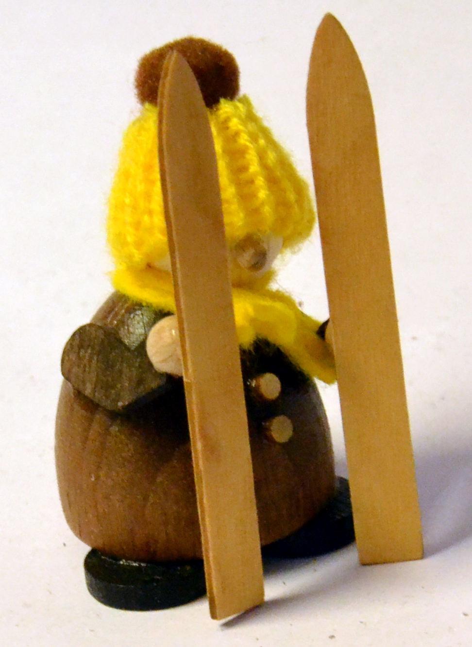 Figur Molli Wiki, mit Ski, braun, gelbe Mütze