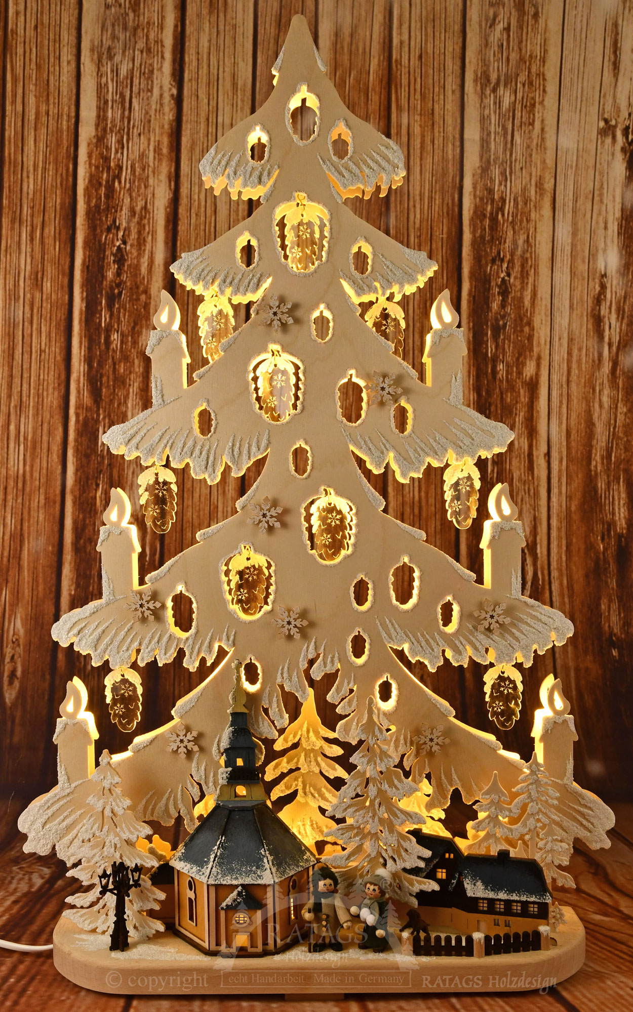 Abeto grande, iglesia de Seiffen, LED, piñas de cristal acrílico, tejados teñidos.