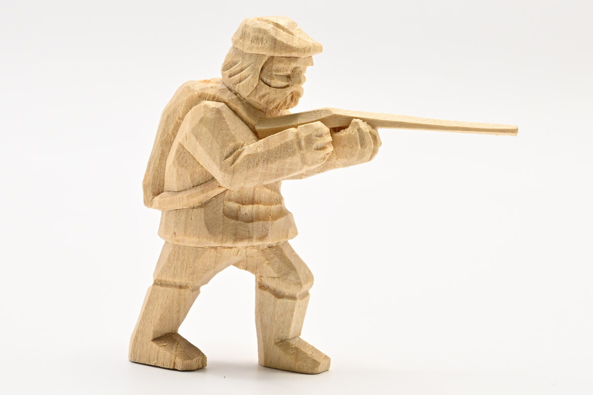 Hunter with rifle, shooting, rucksack, roughly carved, 60 mm