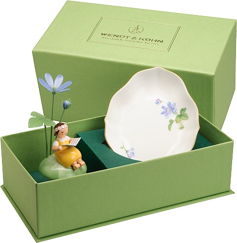 Mädchen mit Leberblümchen, auf Hügel mit Schale