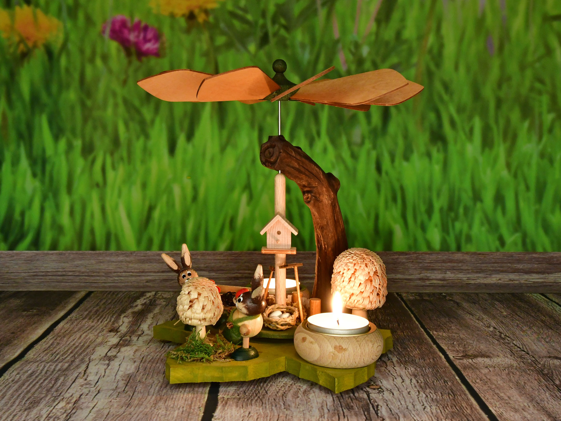 Pyramide en feuilles, avec lapin qui bouge