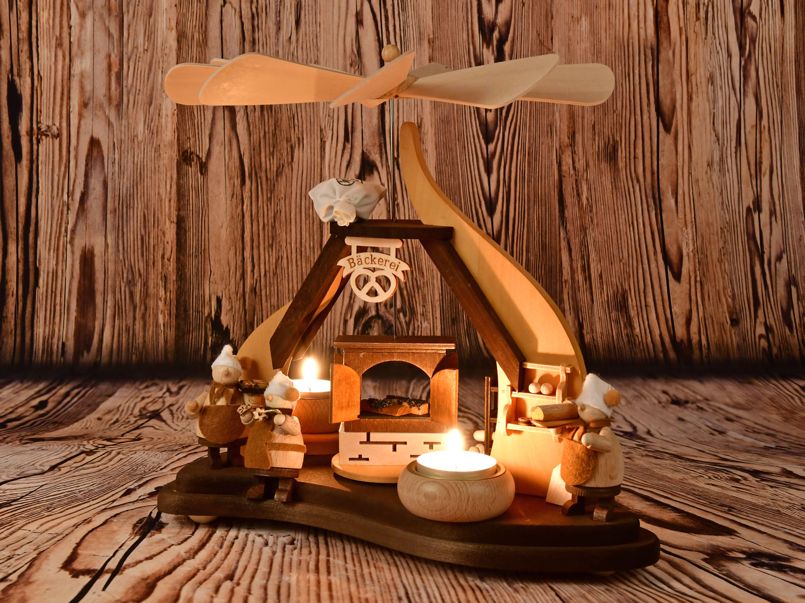 Massivholzpyramide, Bäckerei