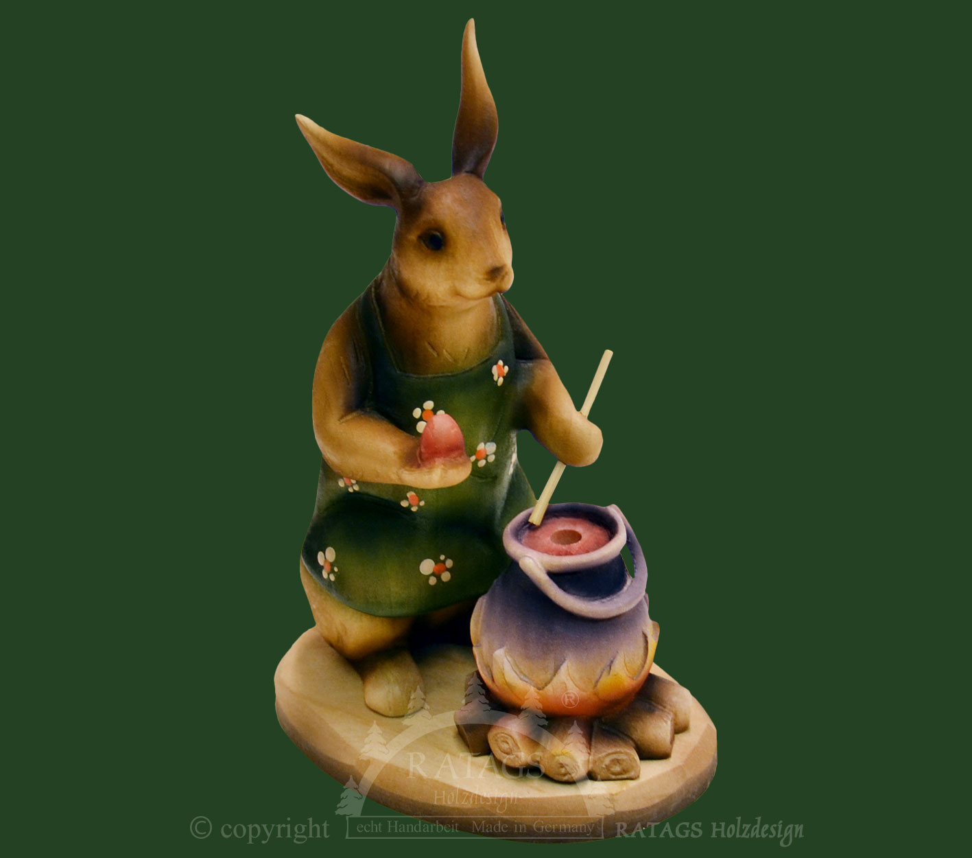 Räucherhase geschnitzt, grüne Schürze aus Massivholz