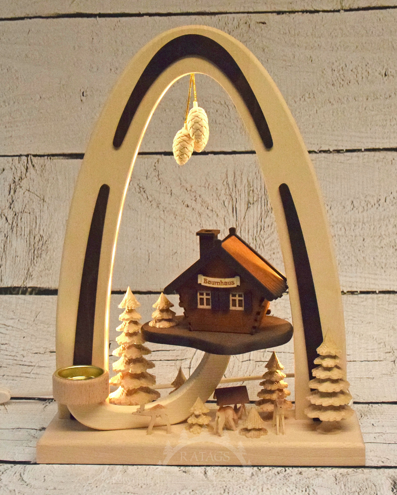 Massief houten boog, aan de boomhut