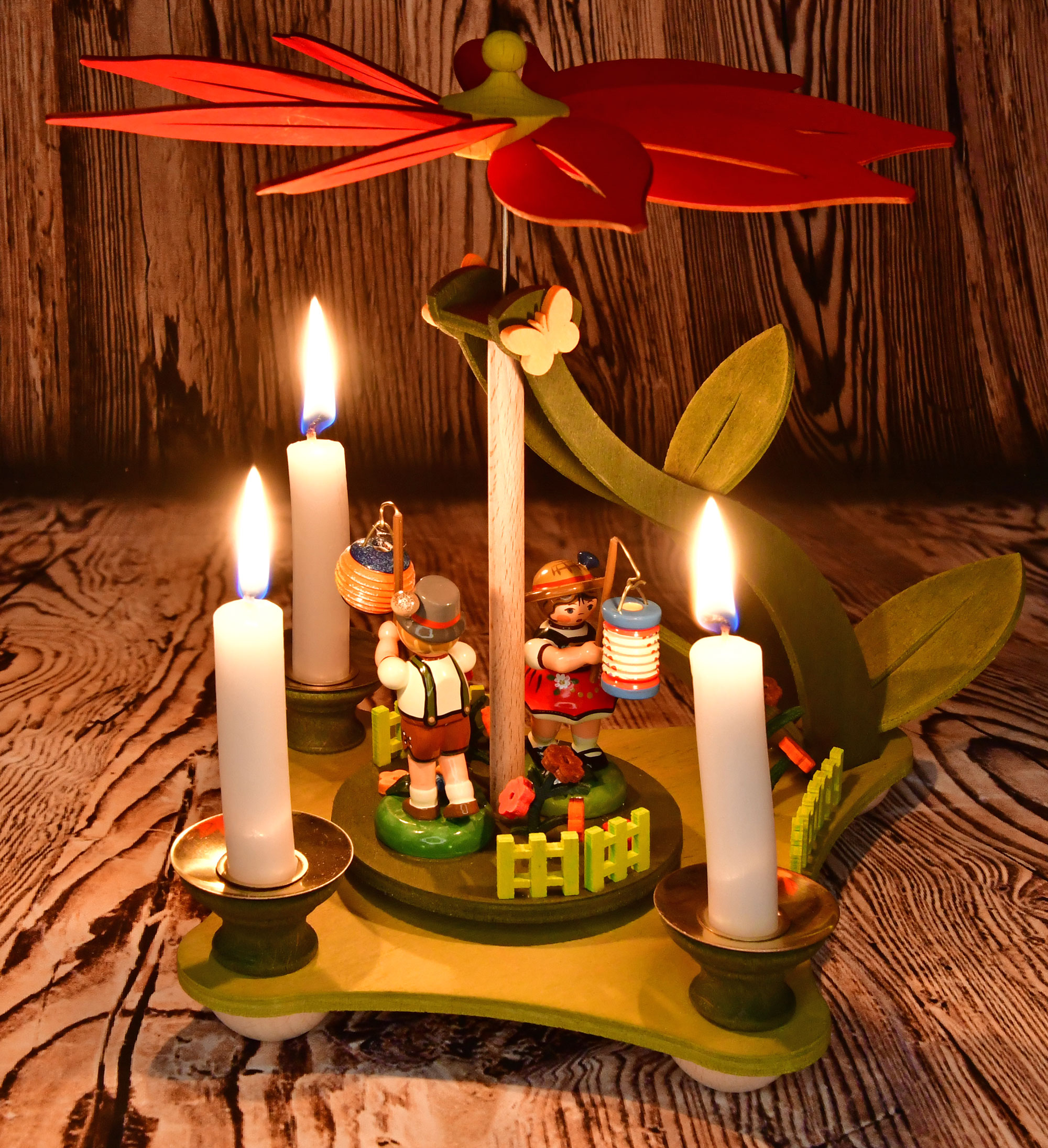 Flower pyramid with lantern children