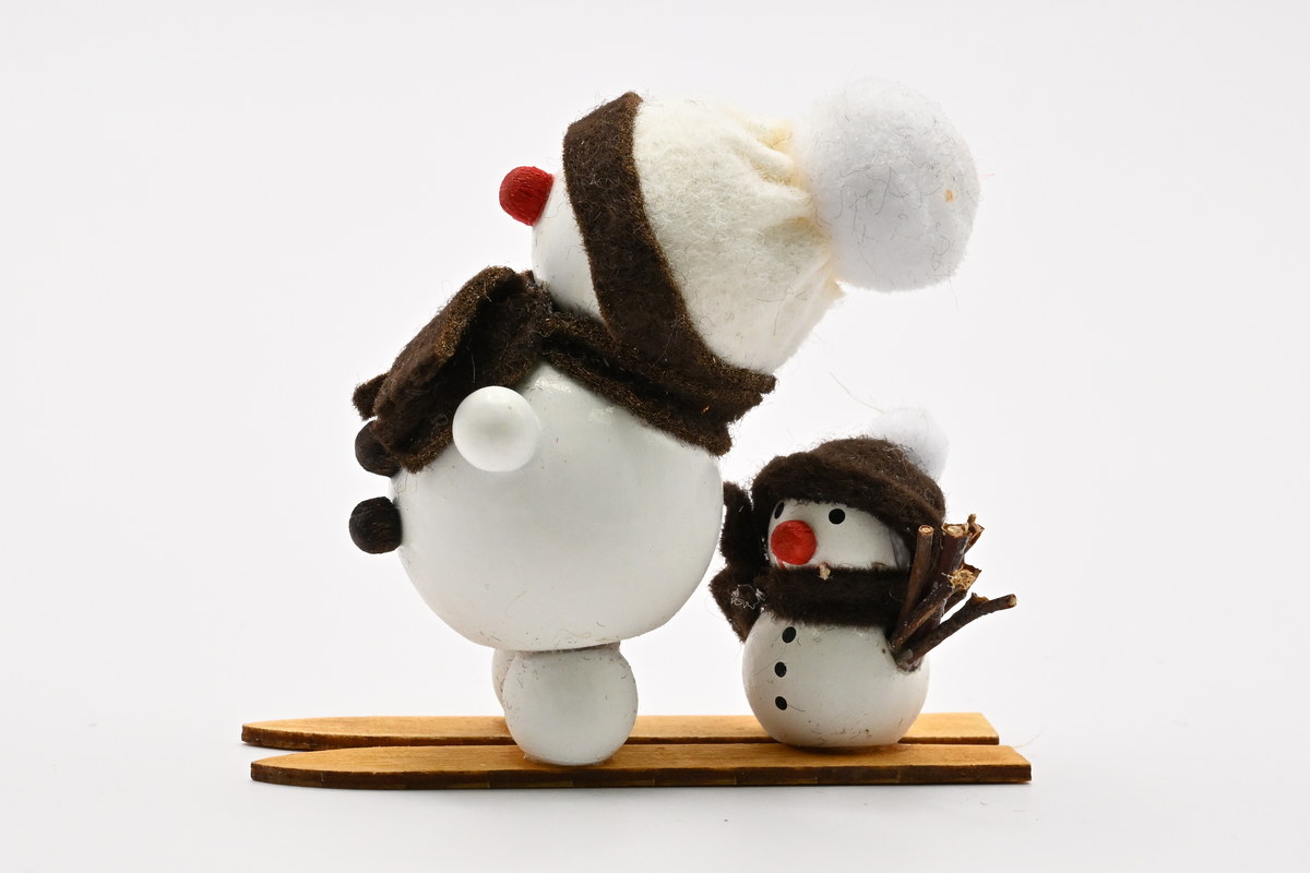 2 Schneemänner weiß auf Ski stehend, H 5 cm