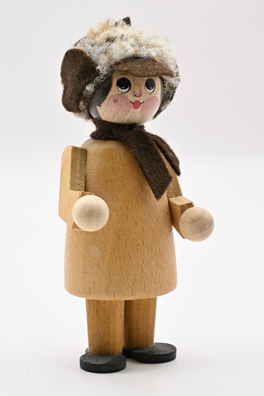 Figur groß, Junge mit Mütze, stehend, H 10 cm