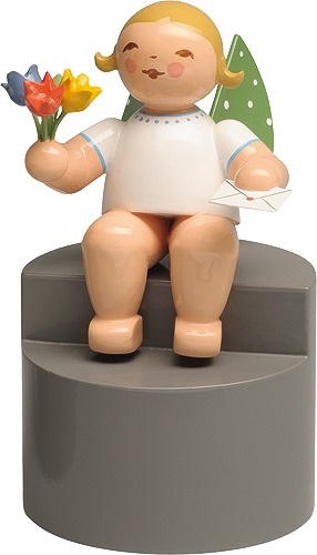 Engel mit Brief und Blume, auf Podest blondes Haar