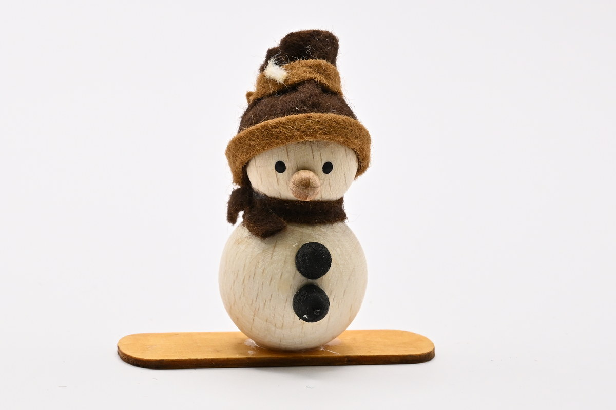 Natural snowman, on snowboard, brown hat, H 4 cm