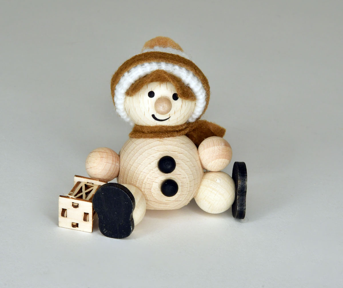 Bonhomme de neige avec lanterne, assis, écharpe marron