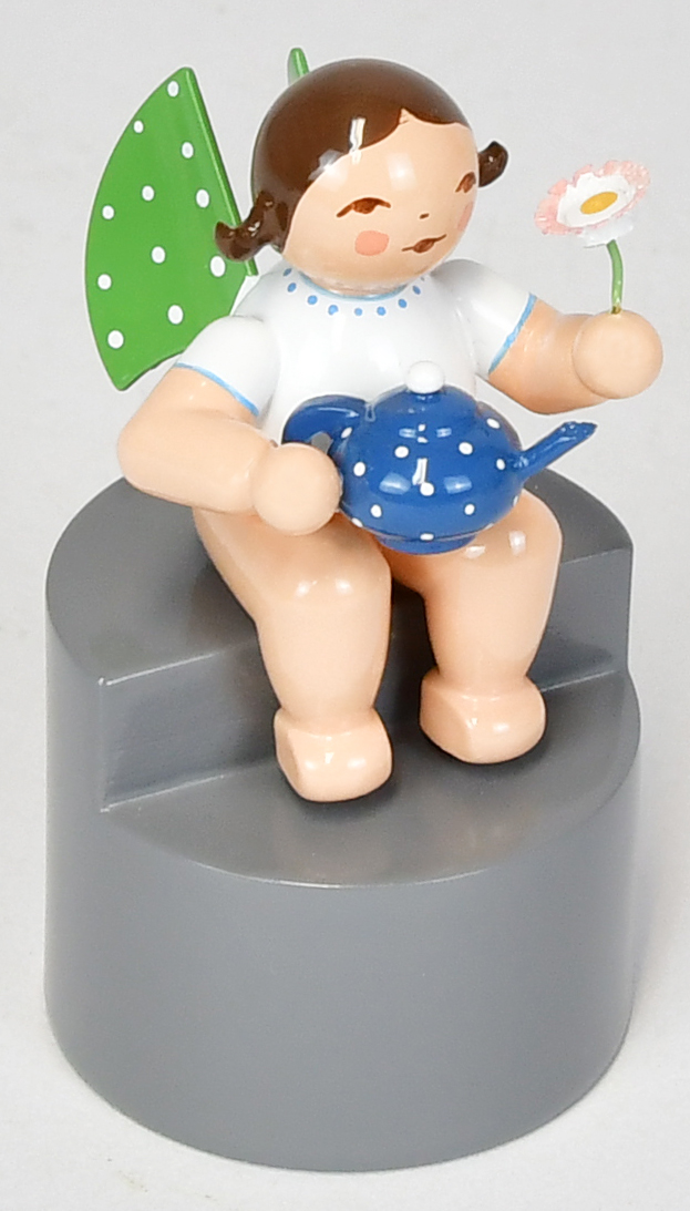 Engel mit Kuchen und Herz, auf Podest dunkles Haar