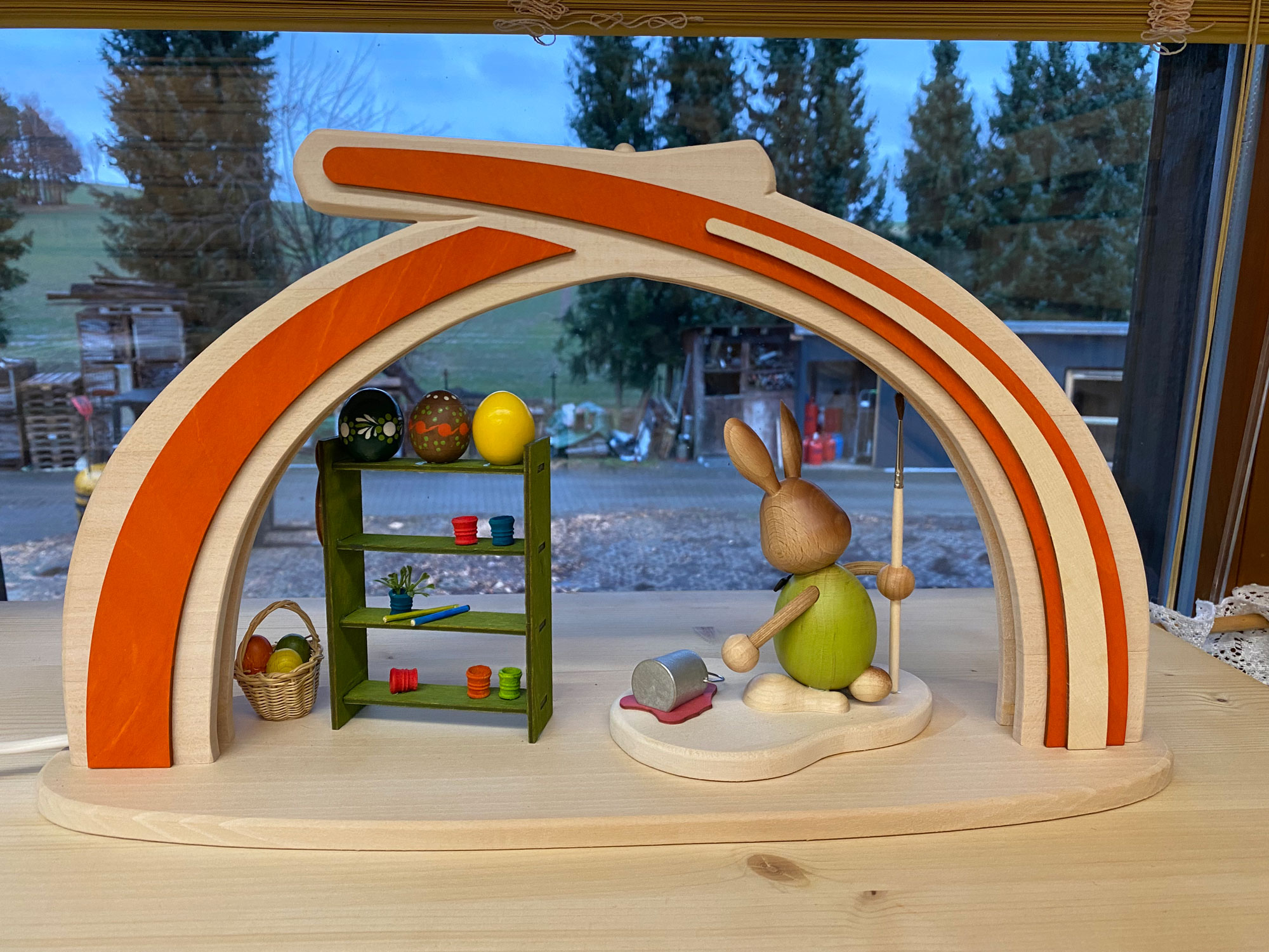 Massivholzbogen Ostern, Stupsi mit Eimer orange, LED-Stripe, halb USB