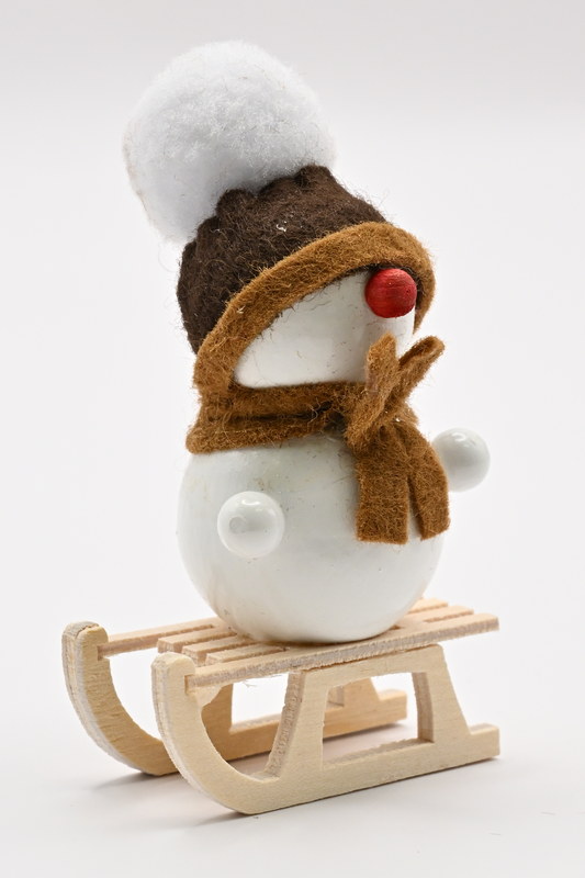 Schneemann weiß auf Schlitten H 6,5 cm