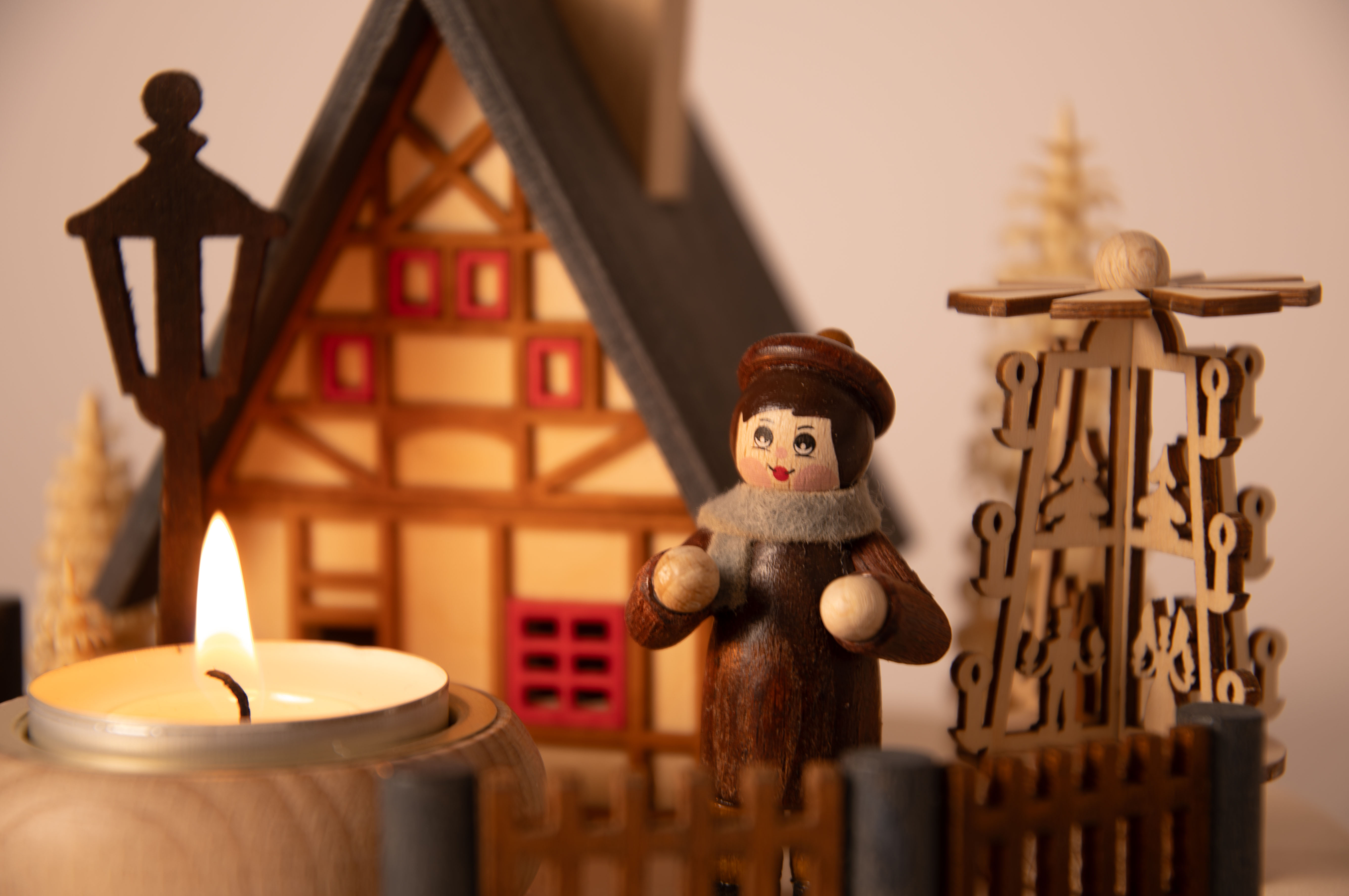 Plateau lumineux, maison à encens, pyramide, figurine